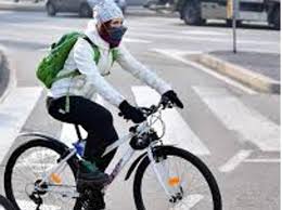 Ciclista all'aperto in mascherina: è nevrosi o ignoranza. La mascherina non è un'amuleto contro la malattia.