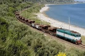 Un'immagine che dovrebbe appartenere al passato:un treno merci lambisce il mar Tirreno diretto al ...Nord.