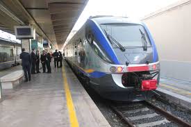 Treni di nuova generazione, già operanti e altri in arrivo di svariati modelli modernissimi: non possono sviluppare la loro velocità a causa della vetustà e relativa insicurezza dei binari esistenti.
