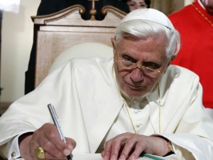 Benedetto XVI è canonicamente ancora Papa. Ha rifiutato il domicilio a Castelfusano e risiede in Vaticano.Fa sentire ogni tanto la propria voce, scrive e pubblica libri di dottrina in cui riversa la sua profonda cultura ecclesiastica ed oltre. E' unintellettuale d un musicista. Fu costretto a dimettersi ricattato dal sistema bancario internazionale.