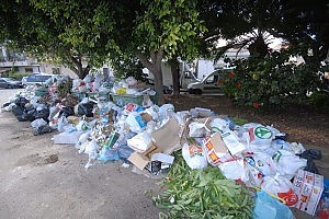 Usuali rifiuti a Mondello: i palermitani sperano che la riapertura della spiaggia 'all'uso prudente dei cittadini' non avvenga in un contesto in cui l'igiene generale si di 'questa qualità'!