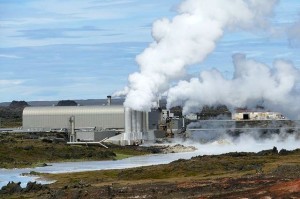 Nevada Impianto-geotermico realizzato dagli italiani per il governo Usa.La geotermia è nata in Italianell'anteguerra per contrastare le sansioni pressoLarderello Anche la geotermia viene avversata dagli ecologisti ideologici e 'non conviene' ai petrolieri. Emette gas ammoniacali, che,però, finirebbero comunque.La Geotermia è nata in italia nell'anteguerra per prevenire le sanzioni nell'atmosfera: centrale di Larderello tuttora in funzione..