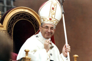 Papa Luciani, Giovanni Paolo Primo, nelle poche settimane di pontificato suscitò l'affetto generale dei fedeli, provocò eclatanti conversioni,ma non è stato proclamato santo... Come Benedetto XVI - di cui il Cardinale Paolo Romeo aveva previsto dichiaratamente un'indeterminata uscita di scena - intendeva apertamente riformare la Banca vaticana e la gestione economica della Chiesa.