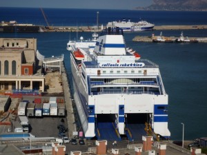 Il noto traghetto (Ro-pax) Raffaele Rubattino all'ormeggio in tempi normali. L'ammiraglia della Tirrenia rimane a lungo alla fonda in pieno golfo di Palermo,rifornita di cibo e bevande. A bordo un 'carnaio', vera incubatrice di virus e germi.