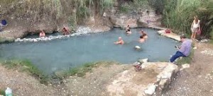Gitanti al bagno nel laghetto naturale.