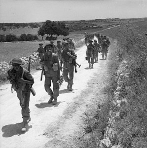 Truppa inglese (riconoscibile dall'elmetto) in marcia in Sicilia nel 1943. Gli americani erano tutt'altro che soli. Anzi mandavano avanti 'gli altri'. i terribili fanti marocchini pronti a stuprare le donne non musulmane.