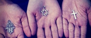 Islam, ebraismo cristianesimo.Bello checisi scambinosentiti i saluti Shalom, Salam e Vai con Dio. Differente è pensare ad una equiparazione: sarebbe 'semplicemente' contrario all'insegnamento di Cristo: niente hai detto! Dovere del cristiano e convertire 'gli altri' o provarci. L'intransigenza cristiana è pari a quella islamica. Differente nella forma 'pacifista'...