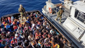 Operazione della Guardia Costiera libica al largo di Zawiya, nord ovest Libia, 27 giugno 2017. ANSA/Zuhair Abusrewil