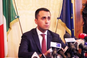 Avete mai 'parlato' con un ambasciatore, straniero o italiano che sia? Come possiamo tenere una simile 'mezza calzetta' a ministro degli esteri: dovrebbe guidare gli ambasciatori?
