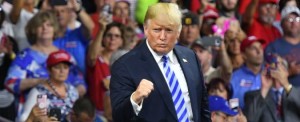 Donald Trump è smaccatamente contrastato dalla 'main stream mediatica'. Ma questa è visibilmente condizionata dai 'potentati' che detengono le maggiori testate americane, quelli che egli definisce come 'il fango di Washington'. Da tempo tali lobby e i notabilati ad esse allineati si 'atteggiano' a 'socialisti' e sostengono le sinistre in tutto l'Occidente.