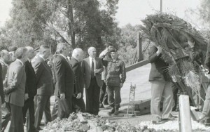 Il presidente della Repubblica Oscar Luigi Scalfaro depone una corona di fiori sul luogo della strage mafiosa di Capaci, avvenuta due giorni prima della sua elezione del 25 maggio 1992...