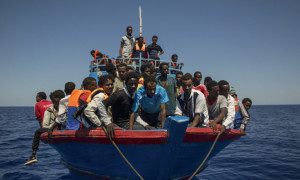 Partivano una volta i bastimenti dall'Italia, ora vi arrivano i barconi e le 'benefiche' Ong.Gli italiani giumngevano - però - in America con i loro, pur poveri, risparmi, a volte una cravattina gulcita, masoprattutto con tanto di carta d'identità! In America li sottoponevanoaprove dibuonasalute edatest di intelligenza e spesso li rispedivano in Italia. Provate, da italiani, achiedere la cittadinanza neo zelandese! Provate!