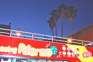Il bus che ha portato i giornalisti per 'Palermo by night' all'appuntamento sullo sfondo delle palme Washimngton di piazza Verdi.