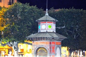 Lo storico chiosco liberty 'Ribaudo' (particolare) fotografato da bordo del bus Sightseeng Palermo.