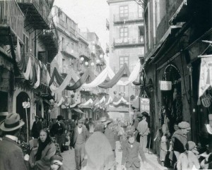 La viaAergenteria, da piazza Caracciolo al Garraffello.Nei suoi 'anni d'oro': eravamo più poveri, ma più felici come Eminguay in gioventù a Parigi? Certo, Palermo, fra divieti, cantieri interminabili e Ztl ha persolapropriarealtà etinco antropologica. Palermo è quasi quella di sempre. Mancano i palermitani.