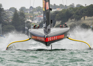 Luna Rossa in regata da prua.Un prodigio da fantascienza per muoversi in mare con il mezzo più antico. Fornito dalla natura: il vento...