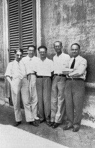 Da sinistra: Oscar D'Agostino, Emilio Segrè, Edoardo Amaldi, Franco Rasetti ed Enrico Fermi. Foto scattata da Bruno Pontecorvo che completa il gruippodei cosiddetti Ragazzi di via Panisperna. Insegnarono al mondo la fisica nucleare, laviorando solo con il loro pensiero... Morirono o scompavero tutti misteriosamente. Troppo grande era laloro idea per un mondo che corse anzitutto alla bomba atomica.