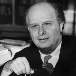 Adriano Olivetti orgnizzò lapropria grane azienda ad Ivrea (Piemonte) inmodo esemplare: siadoperò per i reali bisogni di impegati e operai, creò asili per i bimbi delle lavoratrici donne. E' rimasto nella stora anche per questo. Morì ufficialemnte di infarto duranteun viaggioin treno. Risulta che su quel treno viaggiasse anche un aggente della CIA...