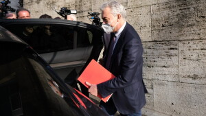 Arcuri se ne va con alcuni faldoni: chi sa che cosa ne farà...