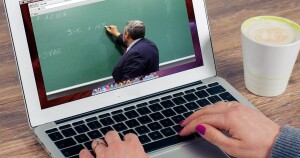 La didattica a distanza in Italia perde colpi. Risulta gravosissimaper gliinsegnanti, non è certo da paragonare allo smart working. L'alunno in genere ne avverte la freddezza e il distacco. Manca il supporto fondamentale della socializzazione. Fuori dall'epidemia non può essere considerata che un 'di più'. Nelkl'Italia della burocrazia e delle scartiffie vive 'nell'impaccio e fra gli impicci'.... 