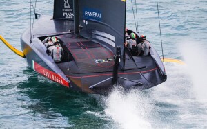 Una visione di poppa di Luna Rossa. si vede la scelta tecnica originale della coperta: La barca che ha molta Sicilia a bordo ha due timonieri. Nella Coppa America 2021.L’australiano James Spithill e il palermitano Francesco Bruni sono i due timonieri che finora hanno 'guidato' l’equipaggio italiano, entrambi affiancati dal tattico Pietro Sibello. Ecco perché lo scafo italiano ha adottato una scelta del genere, una novità assoluta per la finalissima di America’s Cup. Nella notte tra mercoledì 10 e giovedì 11 marzo, alle 4 del mattino (ora italiana) sono iniziate le regate Nel Golfo di Hauraki contro New Zealand. continua su: https://www.fanpage.it/sport/altri-sport/perche-luna-rossa-ha-due-timonieri-nella-coppa-america-2021/ https://www.fanpage.it/