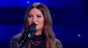Laura Pausini,unraggiodisoleintantobuio: unafinta bruttachediventabellaconisuoiocchisplendentichesiiinumidisconod'emoziuone.E, naturalmente,conlasuavocedaGloldenGlobe. Nonèrobada nientye.Lacanzoneitaliana, la musica leggera ne lBel Paese esiste ancora!