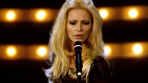 Patty Pravo unassodeklla nostra canzone: classe ed ortiginalità, voce e gestualita lodateanche ll'eatsro.
