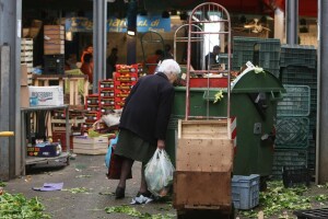 Povertà UE:non è rara l'ex signora bensrtante he dia con rimpianto un'occhiata agli sprechi nei mercati. Mentre si moltiplicano quelli che mettono le mani nei cassonetti... Ricordo un povero mangiareavidamnte unb club sonndwich ch un ragazino aveva buttato conun moso. Ma erano gli anni '950, il dopoguerra.