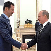 Biden, aggredend di nuovo Bashar al - Assad ha irritato Putin che ne è il paladino nell'orrica dell sua politica mediterranea . La Siria ha, infatti, un lfronte a mare di centinaia di Km, è unpaese dalla grande storia in poszioine strategica al centro dello scacchiere mediterrneo. Ogni giorno più prezioso per l'avvio dei trafficvi intermodli via Sujeze e delle 'vie' per l'oriente.- 