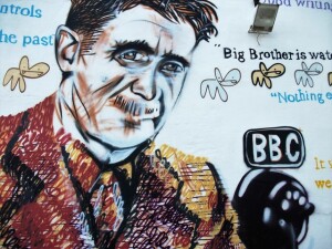 George Orwell ha creatpo l'esprtessione e l'idea del Grande fratello. Non aveva ancora idea del mondo del web e dei telefonini. Oggi è ben più facile un cintrollo ed una schedatura continua del comportamento dei cittadini. Con grave nocumentoperla libertà individuale.