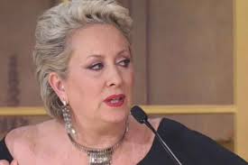 Carolyn Smith sottoposta a chemio e alle altre terapie tradizionali,: '...prendo in giro chi ...mi dava per spacciata'.