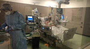 L'ospedale riceve 'un gttone' per ogni 'morto per cortonavirus', perché lo ha 'gestito': logico che chiunque muoia in ospedale entri ...nel calderone! E' noto che li hanno anche uccisi involontariamente con una errata iperventilazione. Chi è restato a casa è quasi sempore guarito. Adddirittura, speso, con grande facilityà!