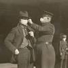 Oggi come allora: guardia impone mascherina ad un passante. E il progresso?