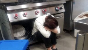 Disperat la chef siede davanti alla sua cucina tirata a lucido per rientrare infonzione chi sa quando...