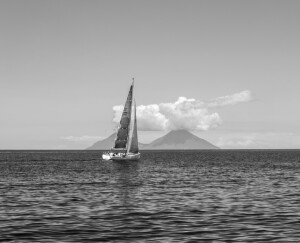 Verso Salina: la barca procede di bolina con mure a sinistra. Il premio sarà il passaggio fra le isole, un incanto esaltato dal fruscio dellel vele.