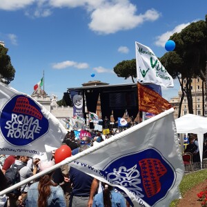 In giro per le strade per testimoniare l'amore per la vita.