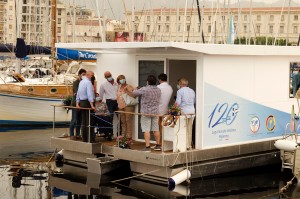 I promotori della LNI Palermo a bordo della House boat. Queste soluzioni 'abitative' sono diffuse in oriente e sui maggiori fiumi del mondo.