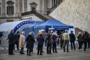 In fila per le vaccinazioni in tutta Italia a piedi o drive in. Qui a Brescia. Ma si vaccina contro un'influenza del 2019 e siamo già ne 2021....