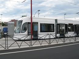 Il tram unico 'rimedio': viaggia vuoto, costa, peggiora il traffico cittadino, rende impossibile spesso l'uscita dalla Città. Occupa le strade verticali 'mare - monti' che sono un'eccezione nella topografia cittadina. E' una pazzia! 