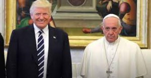 Bergoglio con Trump: ben altro atteggiamento.