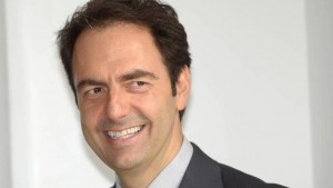 Neri Marcoré, attore, imitatore, grande doppiatore e persino cantante è l'invitato ideale per un festival: il suo hmour brilla anch nella vita...