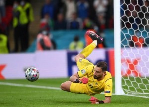 La parata di Donnarumma su Morata: un grande portiere blocca un asso del penalty...