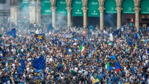 Assembramento? All'anima? Ma niente 'casi in più? Il virus non è'nell'aria', non èuna nuvola atorno a chi possa contaggiaci. Ci vuole tosse o starnuto. Può 'durare' dentro un grosso sputo, ma non certo fino all'indomani. La cellula malata 'vive' solo dentro un corpo o in vitro.