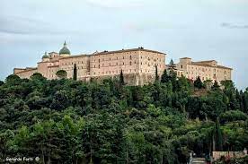Il monastero di Montecassino, fondato da San Benedetto da Norcia, è stato ricostruito nel dopoguerra da parte della assurda distruzione da parte delle truppe alleate, americane in particolare. In realtà il monastero non conteneva nulla di 'militare'.