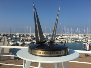 Il Trofeo RAR su un tavolo all'aperto a Capo d'Orlando Marina.