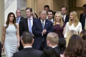 Donal Trump con la moglie Melania e alcuni figli avuti anch dall prim due mogli. Impegnati in politica Donald Jr, Eric, Ivanka... Trump è nonno otto volte.