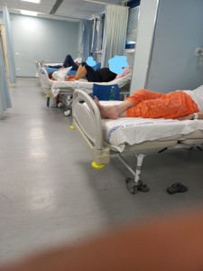 Malati in batteria: i corridoi in Sicilia divengono stabilmente stanze. Nel dopoguerra a Palermno unon è stato costruito 1 solo autentico 'nuovo ospedale'. Solo qualche 'plesso'