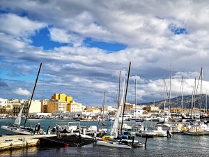 La flotta azzurra di Nacra 17 all'ormeggio a Trapani.