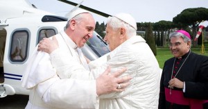 Volemose bene! Ma è tutta finta. Due papi? Due papi? Due arcivescovi di Roma? Chi l'avrebbe nai detto! Infatti è contro ogni legge della Chiesa.