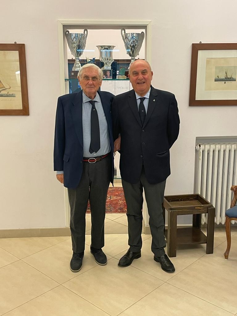 Da sinistra il presidente onorario Gabriele Guccione con il presidente del Club Lauria Andrea Vitale (768x1024)